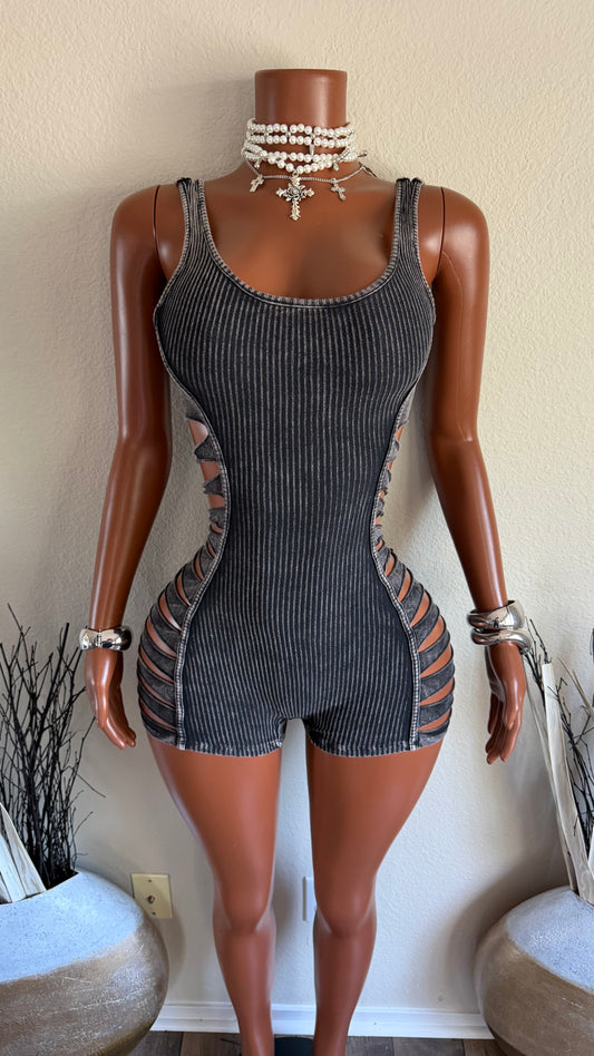 CUTE BUT OUTSIDE ROMPER (BLACK)