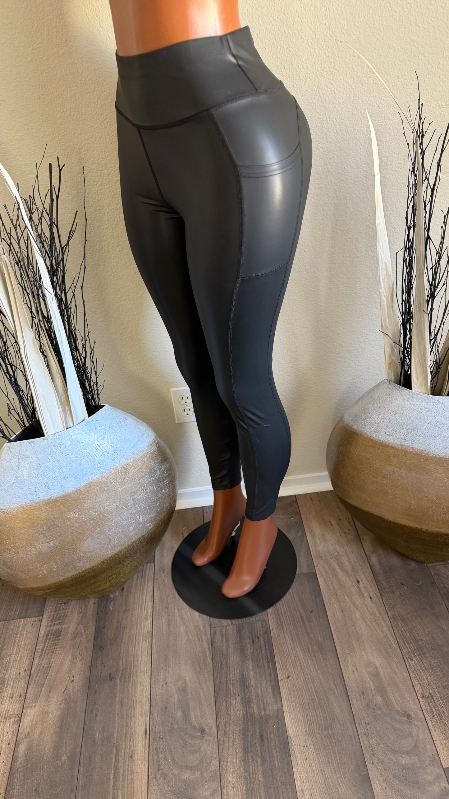 EASY WEAR FAUX LEATHER LEGGINGS